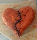 Corazón de madera con costura en la mitad